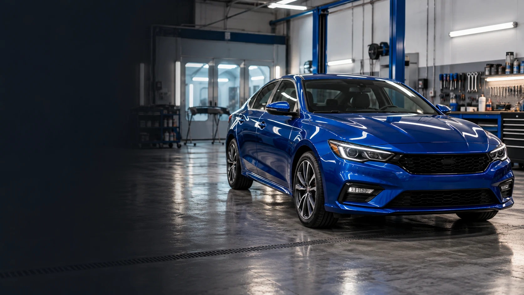 Imagen ilustrativa: sedán azul recién terminado dentro de un taller automotriz